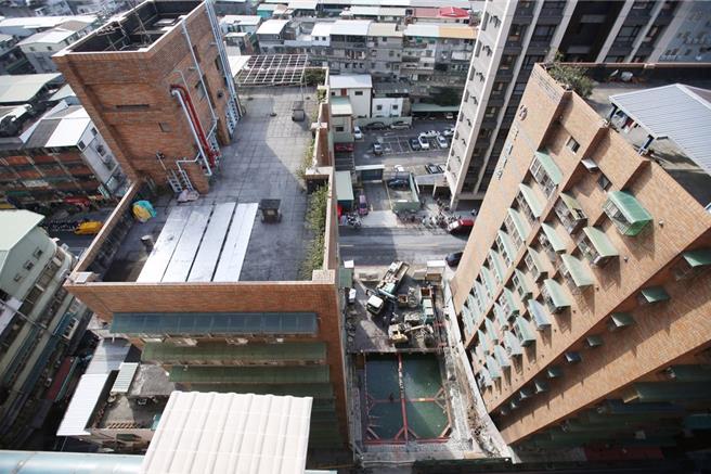 新北市新建案工地「玖长匯比寿」27日因施工致邻近两栋大楼倾斜，新北市法制局说，目前建商的态度还算有诚意，市府主要倾向协助受灾居民清点可请求赔偿的实际损害，并建立双方良好沟通管道，但若后续建商态度摆烂，也不排除协助居民採取必要法律行动。（资料照）