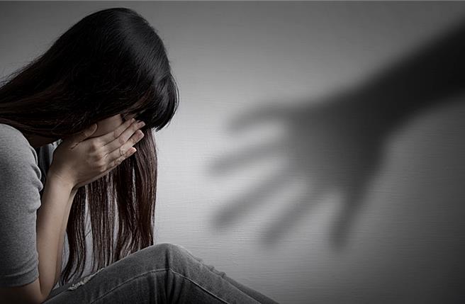 担任办公室主任的林男性侵女志工，判刑3年10月定谳 ，时任立委须负连带赔偿金额曝光。(图:shutterstock/达志)