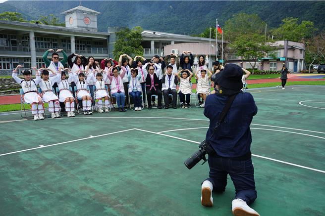 来自台北专业摄影师为花莲偏乡学校拍摄毕业生活照，佳民国小师生拍团体照。（王志伟摄）