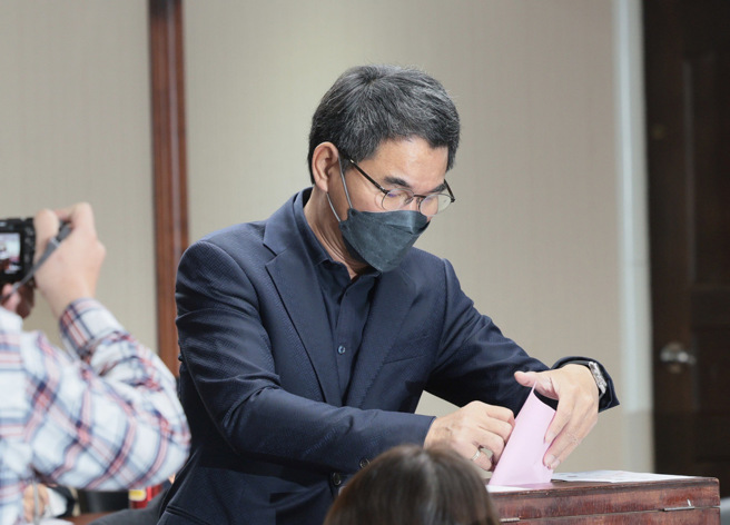 民进党立委刘建国投票时迟到，还误投到自己，当下发现时，刘建国还跟绿营召委提名人黄秀芳说「歹势，这样不要紧喔」，但其投票不影响结果，最终由蓝营王育敏、绿营黄秀芳拿下召委。（郭吉铨摄）