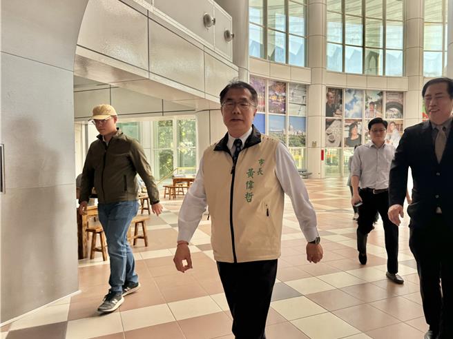 台南市长黄伟哲下午回到市府，神情轻松。（曹婷婷摄）