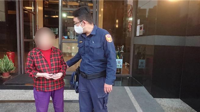 台中市南区75岁林姓妇人，因记忆力衰退，找不到住家，所幸她还记得自己的姓名及生日，让警员得以顺利查出住址，带她平安返家。（警方提供／王煌忠台中传真）