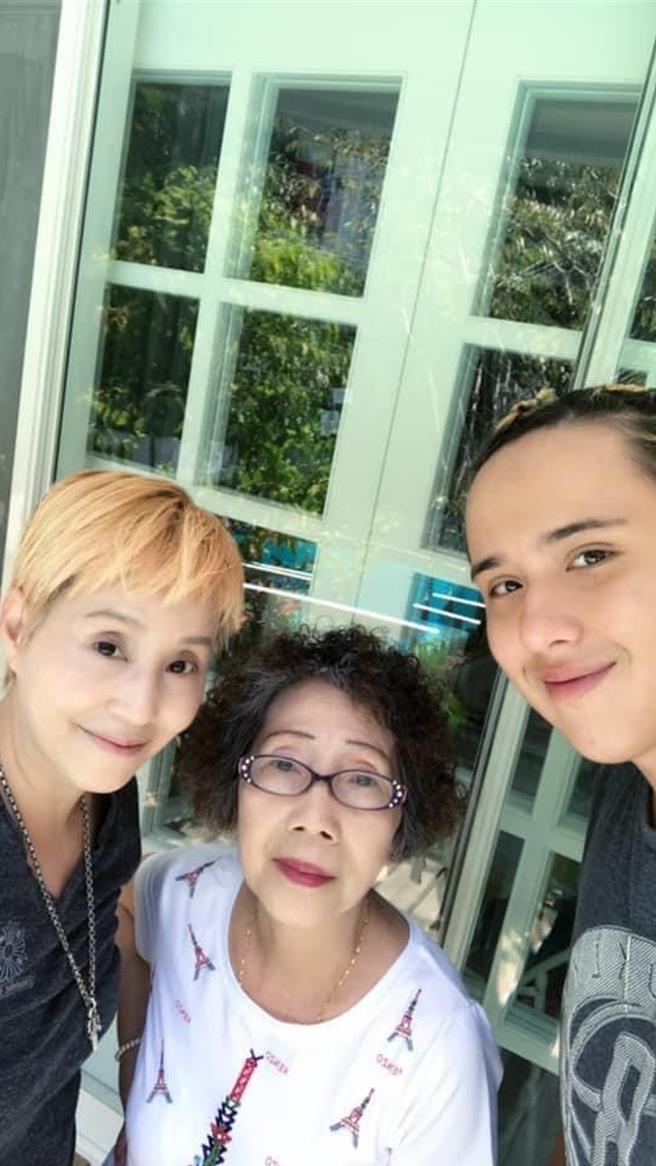 李明依（左）与妈妈感情很好，常带儿子跟妈妈出游。（谢佩桦摄）