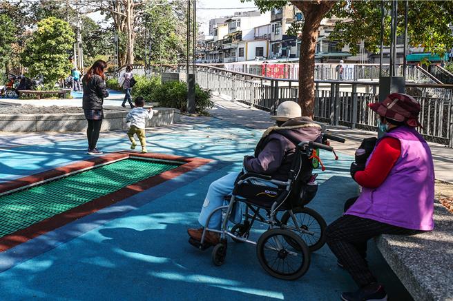 新竹县政府今年慈孝家庭楷模选拔活动以「慈孝相随 幸福蔓延」为主题，延续往年採取公开徵件，将选出15组慈孝家庭楷模。（罗浚滨摄）