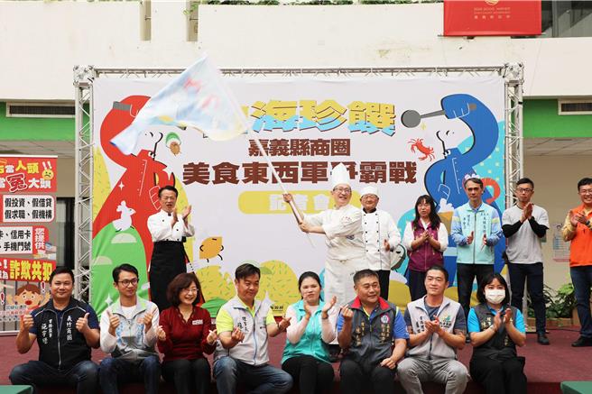 嘉义县长翁章梁亲自出席授旗仪式，将旗子交给东西军代表。（吕妍庭摄）