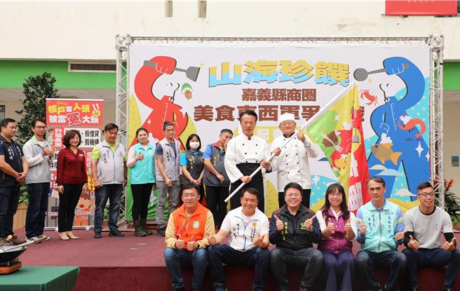 嘉义县长翁章梁亲自出席授旗仪式，将旗子交给东西军代表。（吕妍庭摄）