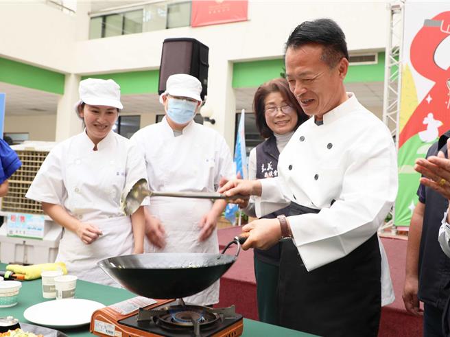 嘉义县长翁章梁作为商圈美食代言人，今也一一推荐16个商圈精选美食。（吕妍庭摄）