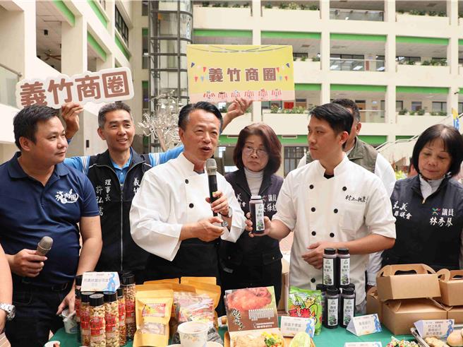 嘉义县长翁章梁作为商圈美食代言人，今也一一推荐16个商圈精选美食。（吕妍庭摄）
