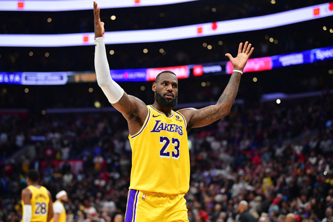 詹姆斯率领湖人上演落后19分大逆转。（图／路透社）