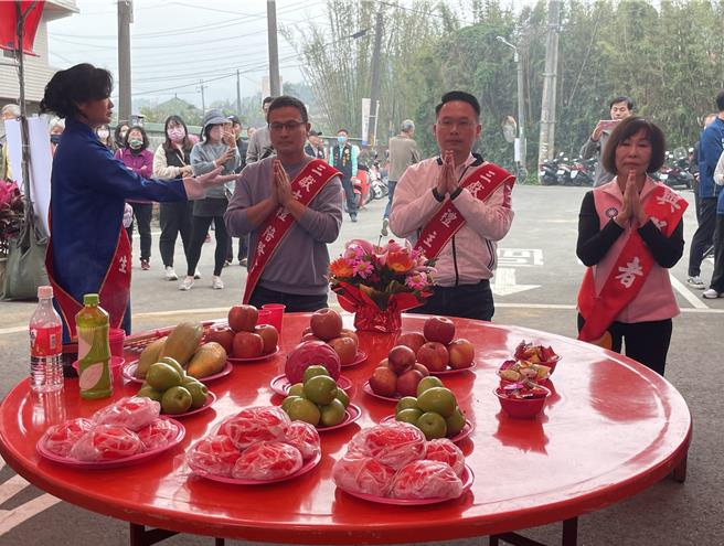 天穿日桃市客家局办祭天仪式，推文创商品纸胶带及养生茶包。（吕筱蝉摄）
