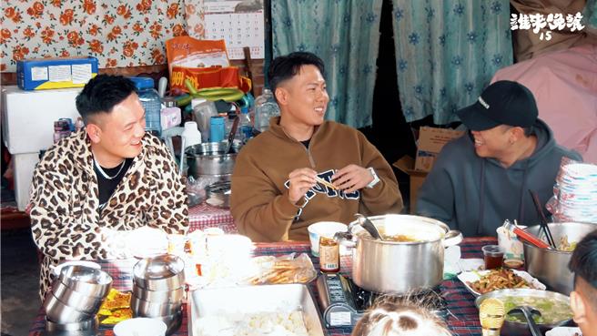 春風（左起）、洋蔥、健志談及成團的過程。（公視提供）