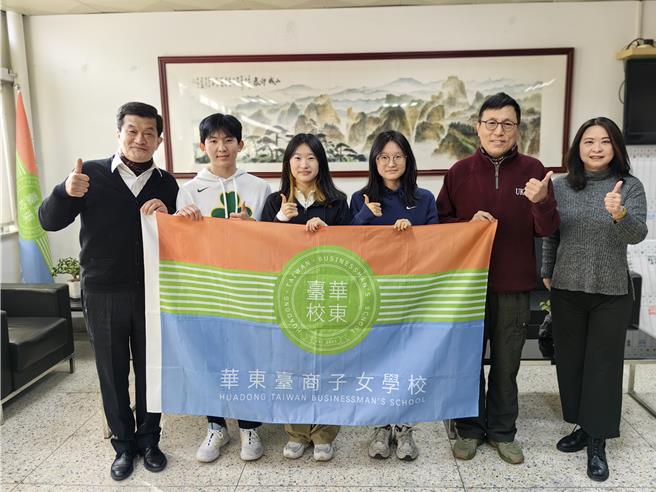 華東台校高三范芷祺同學 (左三) 於今年學測獲得滿級60級分，范芷靖同學 (左四) 游定曄同學 (左二) 則以59級分緊追在後。（華東台校提供）