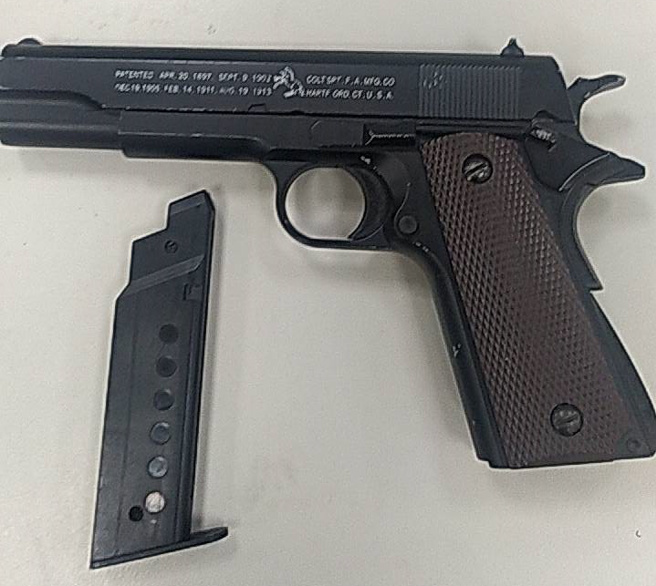 警方锁定15岁阙男为附近社区住户，与其他2名朋友16岁廖男、20岁王男在现场把玩具BB枪。（图／警方提供）