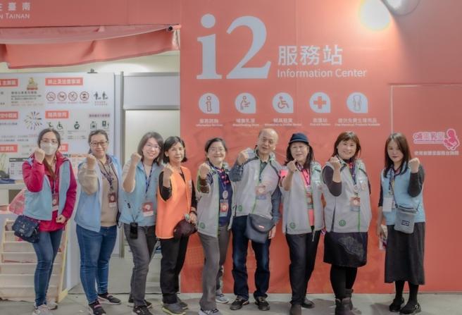 草间俊介于服务站与志工合影 (图片来源：台南市社会局提供)