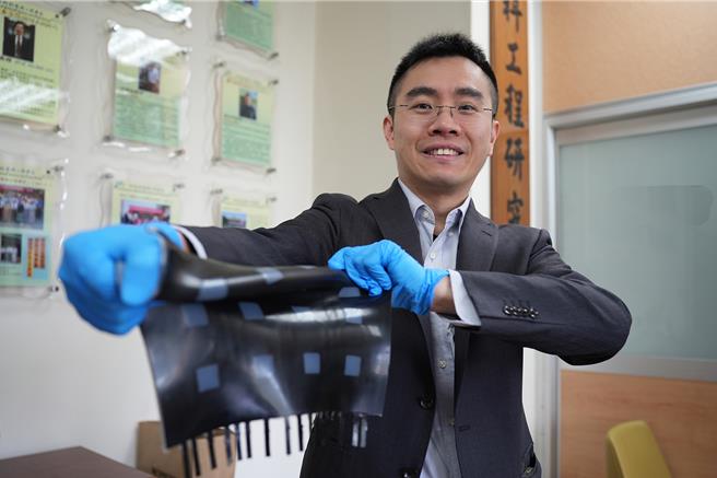 中兴大学材料系教授赖盈至团队，歷经多年研究，发明自带发电、没有形状束缚、可随意变形的触觉面板，可以满足互动式触觉面板、机器人皮肤、智能鞋垫、可变形键盘等各种人机介面的应用。（兴大提供／王煌忠台中传真）