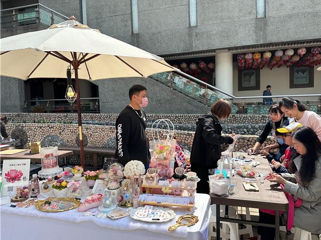 新北市客家文化園區29日舉辦「2024年新北市天穿日－共下耍廢愛地球」活動，並辦理主題市集邀民眾體驗。（新北市客家局提供／劉瑋晴新北傳真）