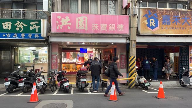 北市北投银楼遭抢。（翻摄画面）