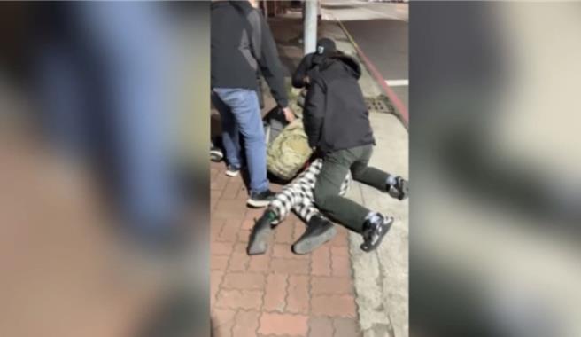 上个月警方趁郑嫌外出准备交易毒品时将他压制。（翻摄照片／洪靖宜高雄传真）