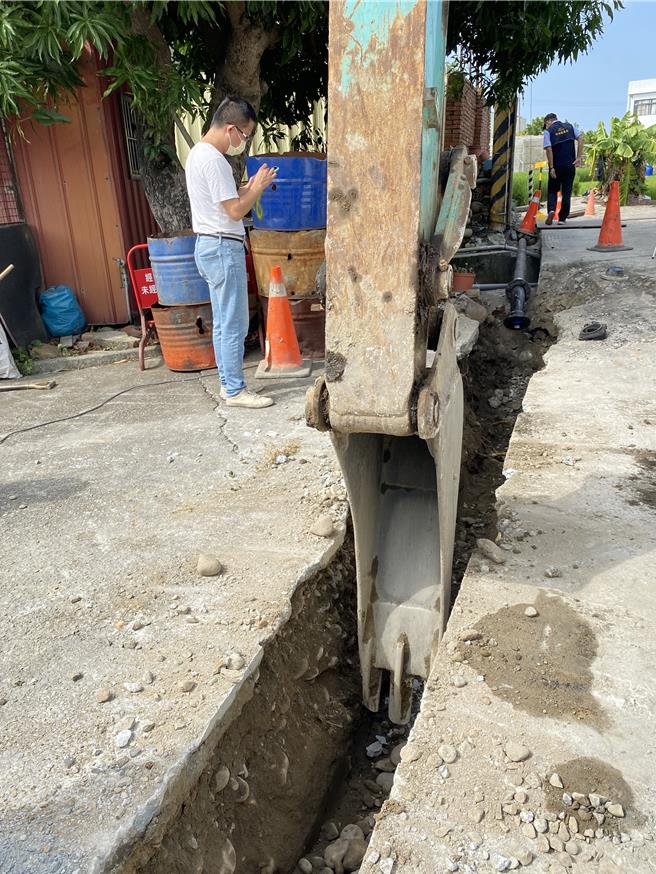 為提供提供自來水管接管率，經發局今年向中央爭取經費補助接管。（經發局提供／張亦惠台中傳真）