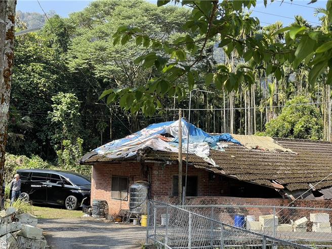 78岁老翁的住家因年久失修漏水，每逢雨天，屋外下大雨，屋内也开始下小雨，他在屋顶覆盖好几层帆布防漏水。（杨静茹摄）