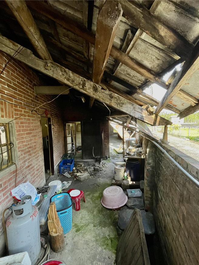 老翁的住家屋瓦风化布满青苔，早已失去遮风避雨功能，且屋梁腐蚀，用千斤顶支撑，有倒塌风险。（杨静茹摄）