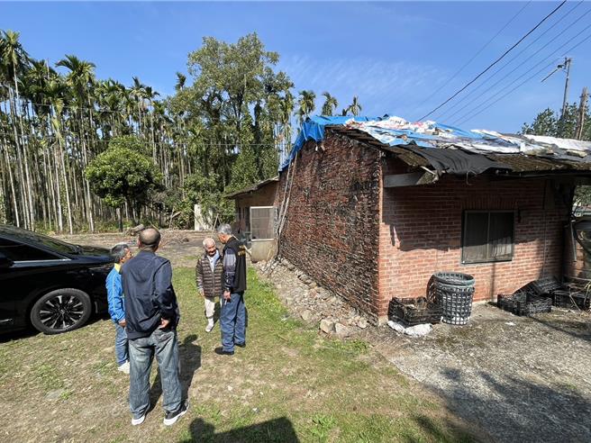 日月潭文武庙正副董事长张德林、王聪鸿抖人28日探视老翁，告知将帮忙修缮屋顶、安装热水器。（杨静茹摄）