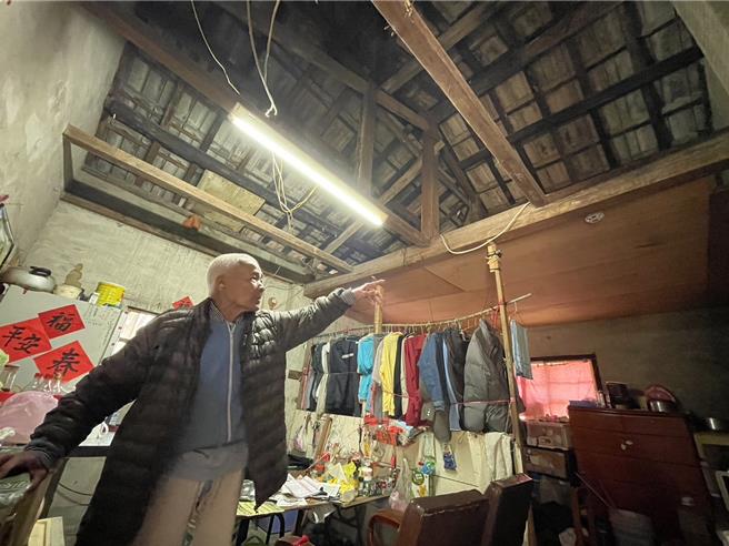 老翁说，屋顶坏了没有钱修缮，就捡拾选后政治人物不要帆布盖屋顶防止漏水，免强度日。（杨静茹摄）