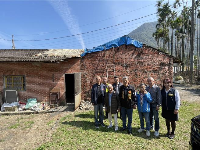 日月潭文武庙正副董事长张德林、王聪鸿等人关怀老翁，将帮忙修缮房子、安装热水器，老翁满怀感谢。（杨静茹摄）