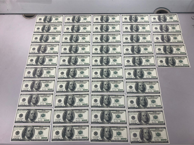 李男曾以美金假钞作为支付她的劳务费用。（图／警方提供）