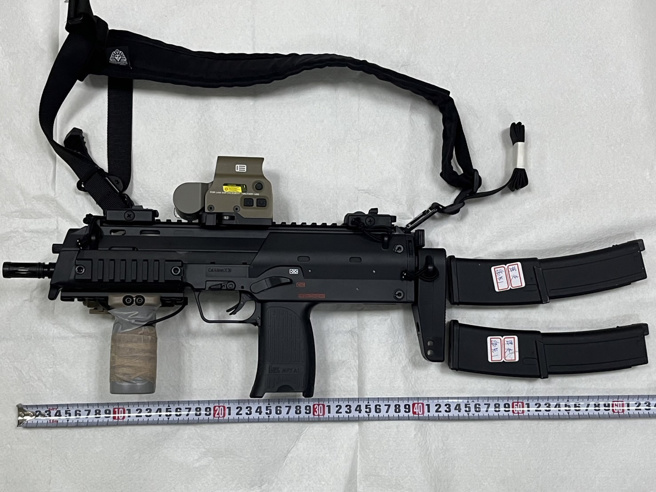 警方搜索时发现空气枪2把﹙长短枪各一把、不具杀伤力﹚、9厘米子弹9颗。（图／警方提供）