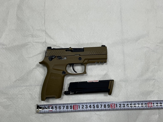 警方搜索时发现空气枪2把﹙长短枪各一把、不具杀伤力﹚、9厘米子弹9颗。（图／警方提供）