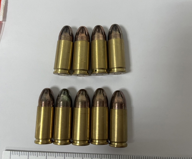 警方搜索时发现空气枪2把﹙长短枪各一把、不具杀伤力﹚、9厘米子弹9颗。（图／警方提供）