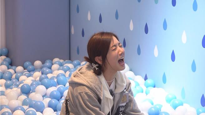 蔡黃汝在遊戲中崩潰大哭。（中視提供）