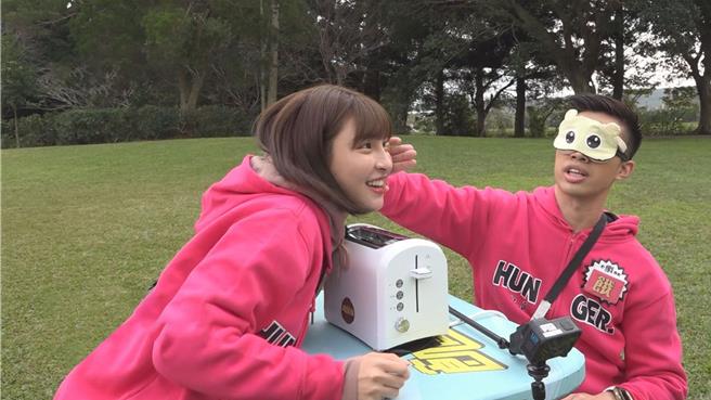 峮峮（左）被陳大天（右）賞巴掌。（中視提供）