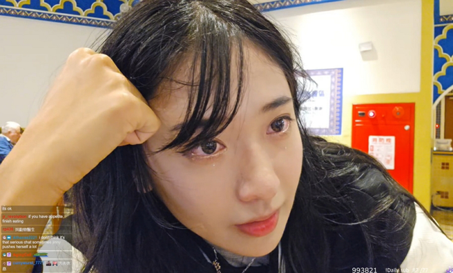 企鹅妹在游乐园用餐时身体相当不舒服，还不断落泪。（图／摘自企鹅妹 twitch）