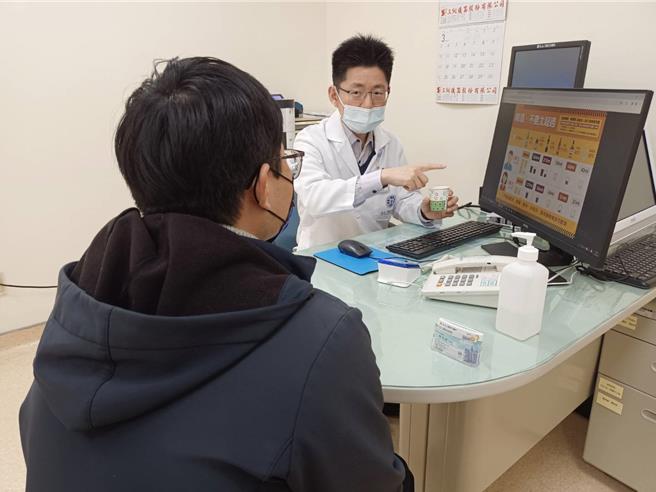 童综合医院心身科医师林杰民向民眾说明成人每日酒精饮用量(非个案本人)。（陈淑娥摄）