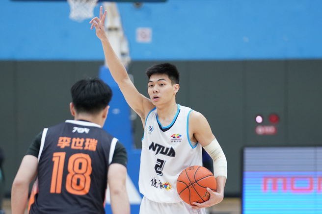 台湾艺大王威翔（右）攻下个人UBA生涯新高23分。（大专体总提供）