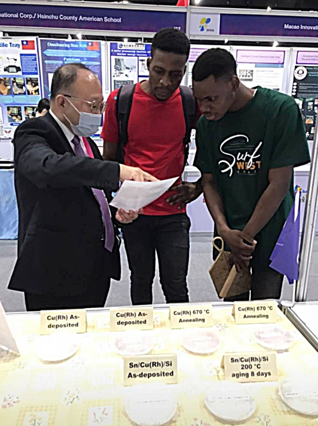 112-2学期即将到龙华半导体系就读的朱拉隆功大学2位同学，聆听林宗新教授解说。(照片/龙华科技大学提供)