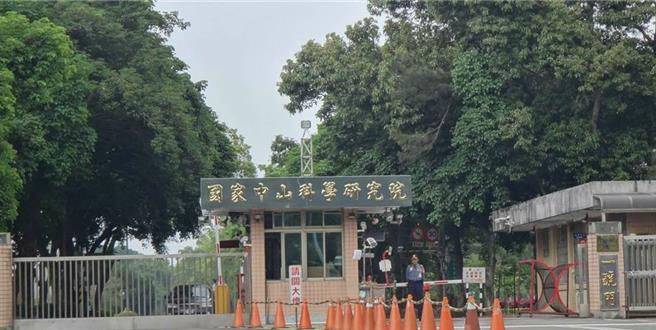 中科院女技術員墜樓，遺留半瓶高粱警排除他殺嫌疑。(本報資料照片)