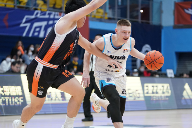 台湾艺大乔纳森（右）本场復出拿下8分。（大专体总提供）