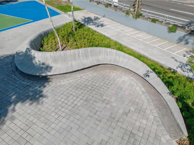 機器人手臂3D列印街道座椅。（高雄市府水利局提供／林雅惠傳真）