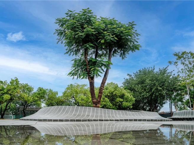 街道座椅地景廣場。（高雄市府水利局提供／林雅惠傳真）