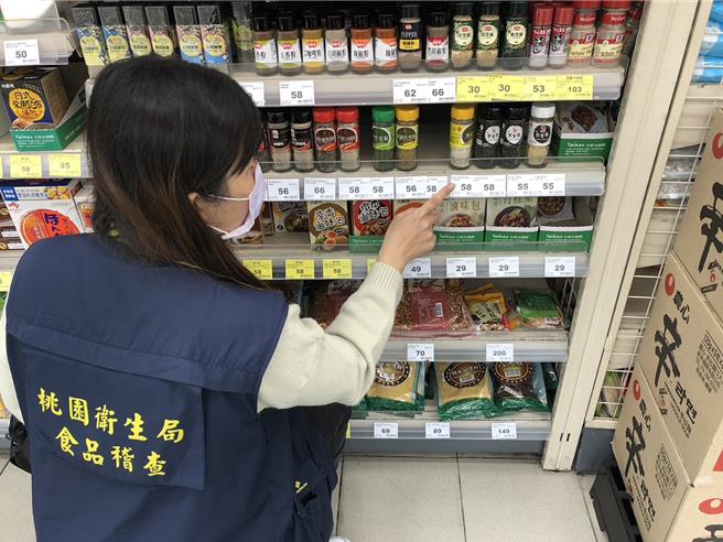 桃园市卫生局27日晚间接获通知，桃园有3家进货红辣椒粉含有苏丹红，其中1间位于杨梅的餐厅进货105包含有苏丹红辣椒粉，已经全数用完。至于其他1业者仅有进1包试用，另业者进货1344瓶，有1024瓶上游追回，320瓶卖到外县市，已经通知业者下架。（桃园市卫生局提供）