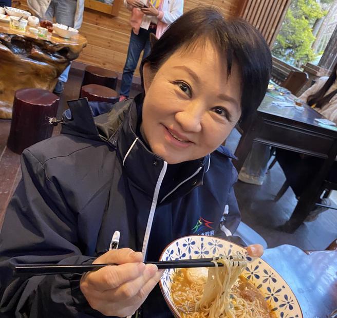 郑文灿约吃酸菜白肉锅，卢秀燕贴美食地图回应。(本报资料照)