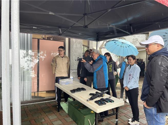 水彈槍定靶射擊。（三芝區公所提供／張鎧乙新北傳真）