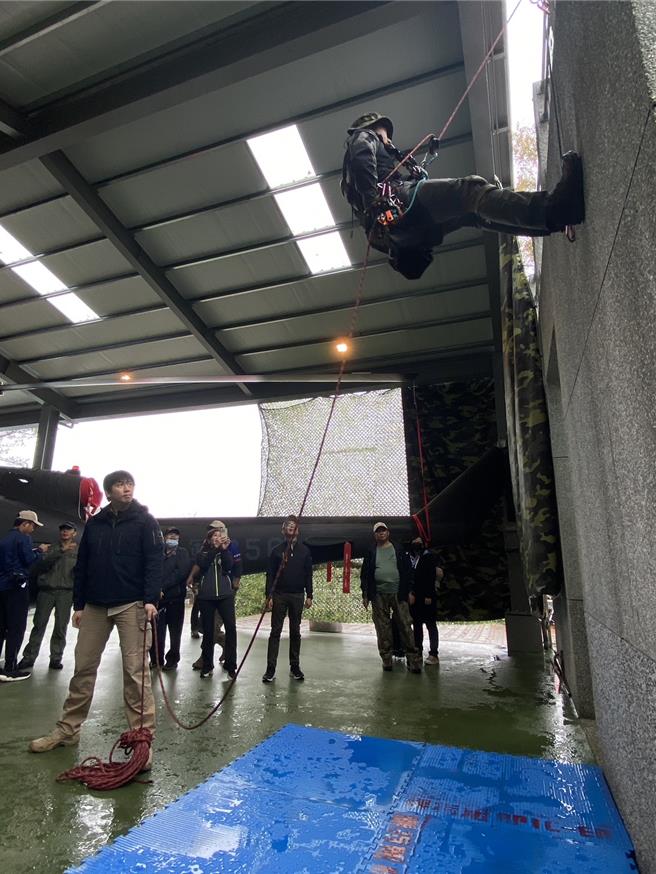 垂降活動。（三芝區公所提供／張鎧乙新北傳真）