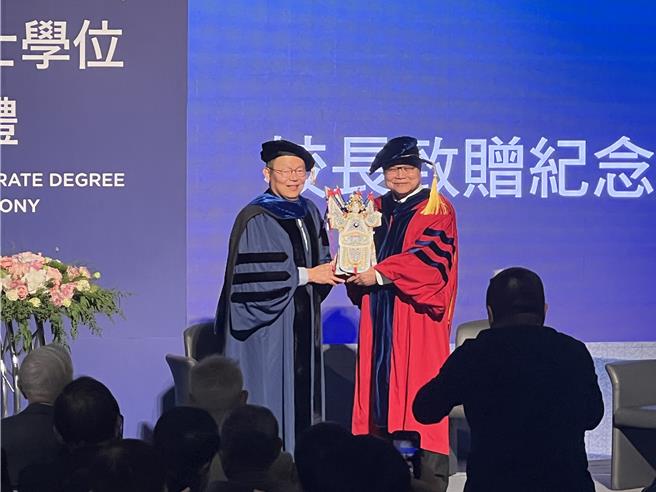 阳明交通大学2月29日颁发名誉工学、理学双博士学位给台积电总裁魏哲家，表彰他对高科技产业及社会带来的重要贡献。（王惠慧摄）