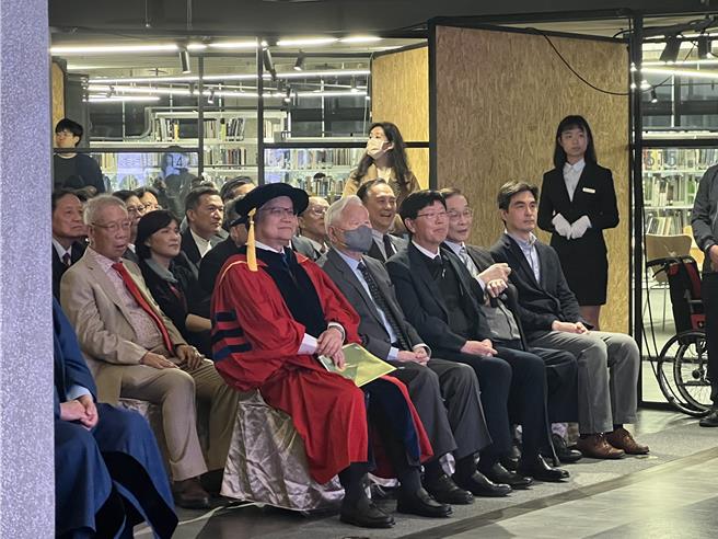 阳明交通大学2月29日颁发名誉工学、理学双博士学位给台积电总裁魏哲家，台积电创办人张忠谋也亲自出席典礼致贺。（王惠慧摄）