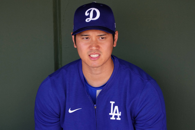 旅美日本职棒球星大谷翔平29日官宣结婚消息。图为他28日在亚利桑那州参加MLB洛杉矶道奇队春训过程于休息区的神情。（路透）