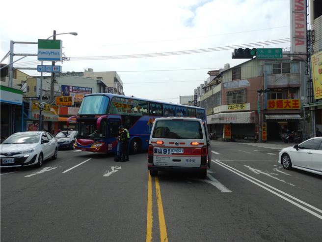 台中市北屯區東山路與水景街口今天中午發生一起遊覽車轉彎撞行人車禍。（翻攝照片／張亦惠台中傳真）